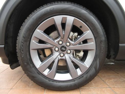 Certified 2023 Ford Explorer XLT w/ Equipment Group 202A RWD image 9