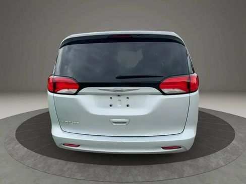 Used 2022 Chrysler Voyager LX FWD image 5