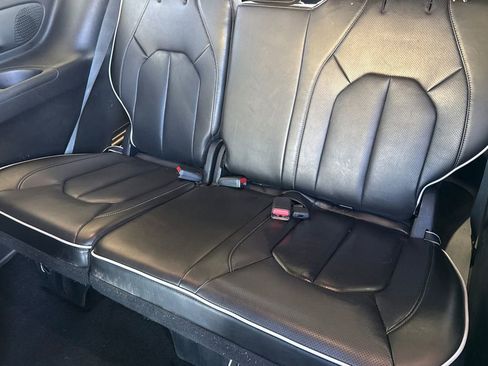 Used 2025 Chrysler Pacifica Limited FWD image 23