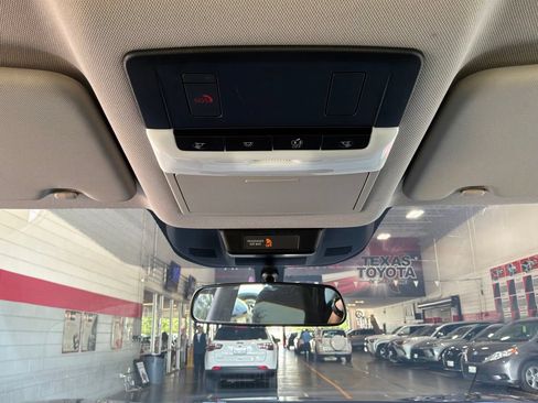 Used 2025 Nissan Rogue SV FWD image 16