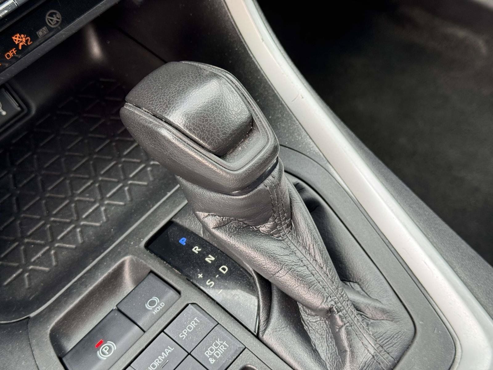 Used 2021 Toyota RAV4 LE AWD/4WD image 28