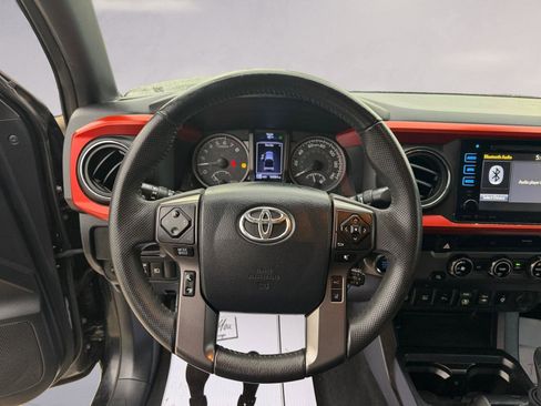 Used 2018 Toyota Tacoma TRD Sport image 12