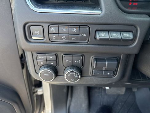 Used 2024 Chevrolet Suburban High Country w/ Advanced Technology Package AWD/4WD image 11