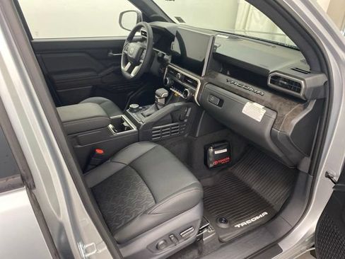Used 2025 Toyota Tacoma Limited AWD/4WD image 30