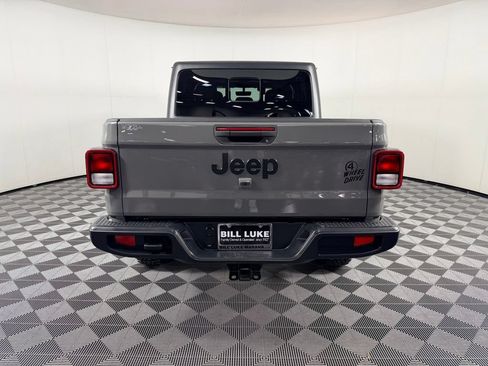 Used 2023 Jeep Gladiator Sport AWD/4WD image 9