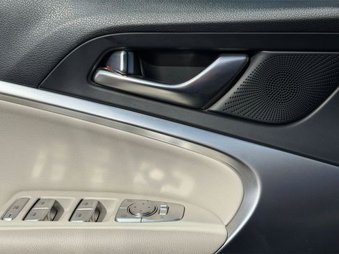 Used 2025 Genesis G70 2.5T image 18