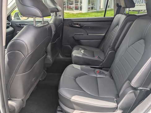 Used 2022 Toyota Highlander XLE AWD/4WD image 21