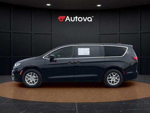 Used 2024 Chrysler Pacifica Touring-L image 2