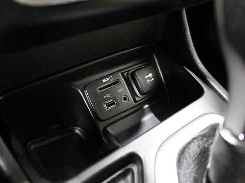 Used 2015 Jeep Cherokee Latitude FWD image 17