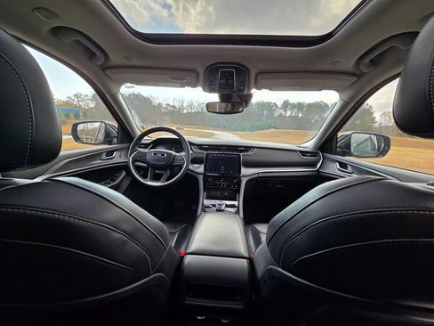 Used 2023 Jeep Grand Cherokee Limited image 4