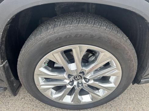 Used 2025 Toyota Highlander Limited image 11