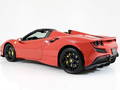Certified 2022 Ferrari F8 Tributo RWD image 8