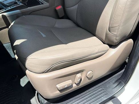 Used 2022 Lexus GX 460 Premium w/ Premium Package AWD/4WD image 15