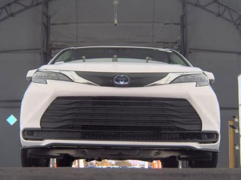 Used 2024 Toyota Sienna LE image 3