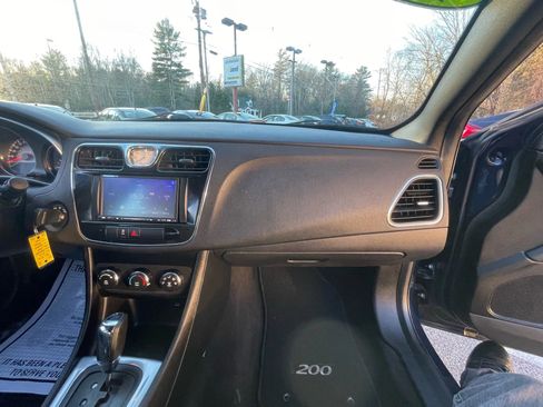 Used 2014 Chrysler 200 LX image 28