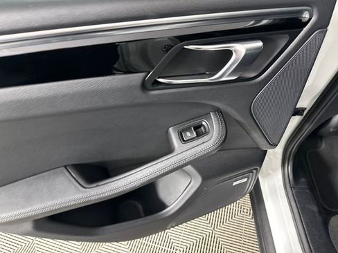 Used 2020 Porsche Macan Base image 16