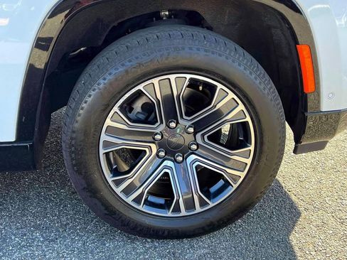 Certified 2024 Jeep Wagoneer Series II image 10