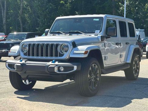 Used 2024 Jeep Wrangler Unlimited Sahara w/ Technology Group AWD/4WD image 2