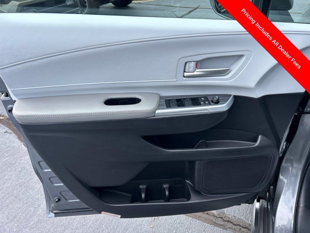Used 2026 Toyota Sienna XLE FWD image 4