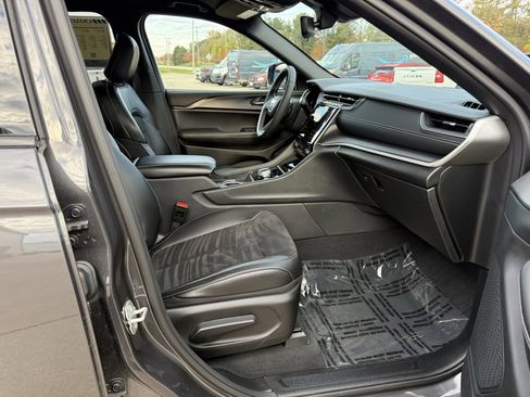 Certified 2024 Jeep Grand Cherokee Altitude image 29