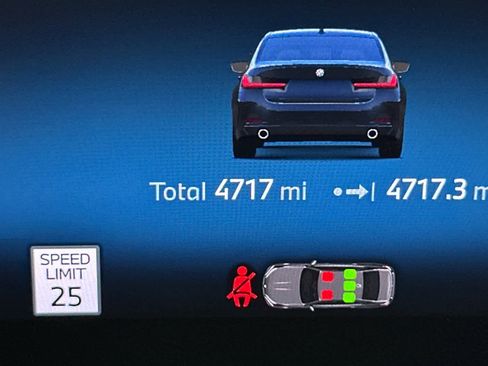 Used 2025 BMW 330i Sedan w/ Premium Package image 25