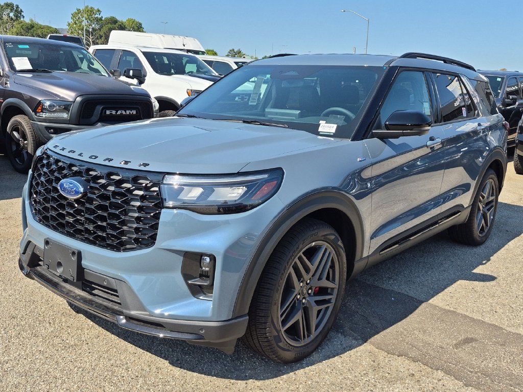 Used 2026 Ford Explorer ST-Line w/ ST-Line Street Pack RWD image 3