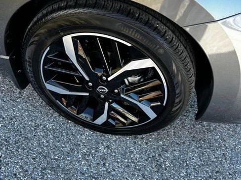 New 2025 Nissan Versa SR w/ Trunk Package image 9