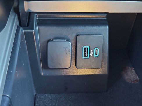 Used 2022 Ford Explorer XLT w/ Equipment Group 202A image 32