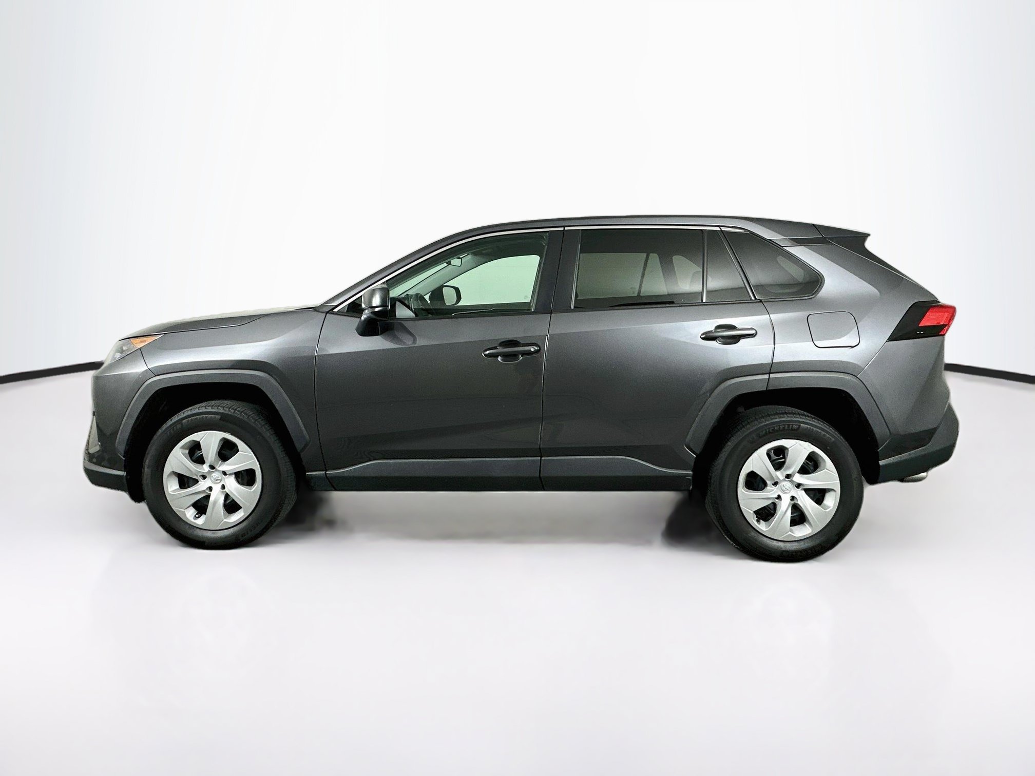 Used 2022 Toyota RAV4 LE AWD/4WD image 4