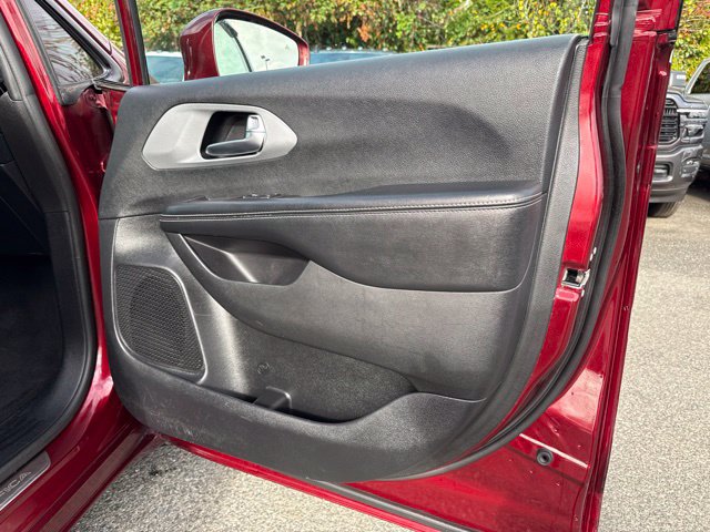 Used 2019 Chrysler Pacifica Touring Plus w/ Advanced Safetytec Group FWD image 11