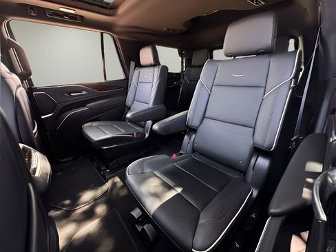 Used 2023 Cadillac Escalade Premium Luxury AWD/4WD image 17