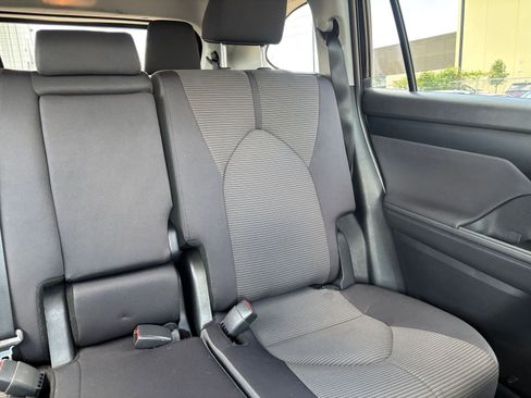 Used 2025 Toyota Highlander LE FWD image 39
