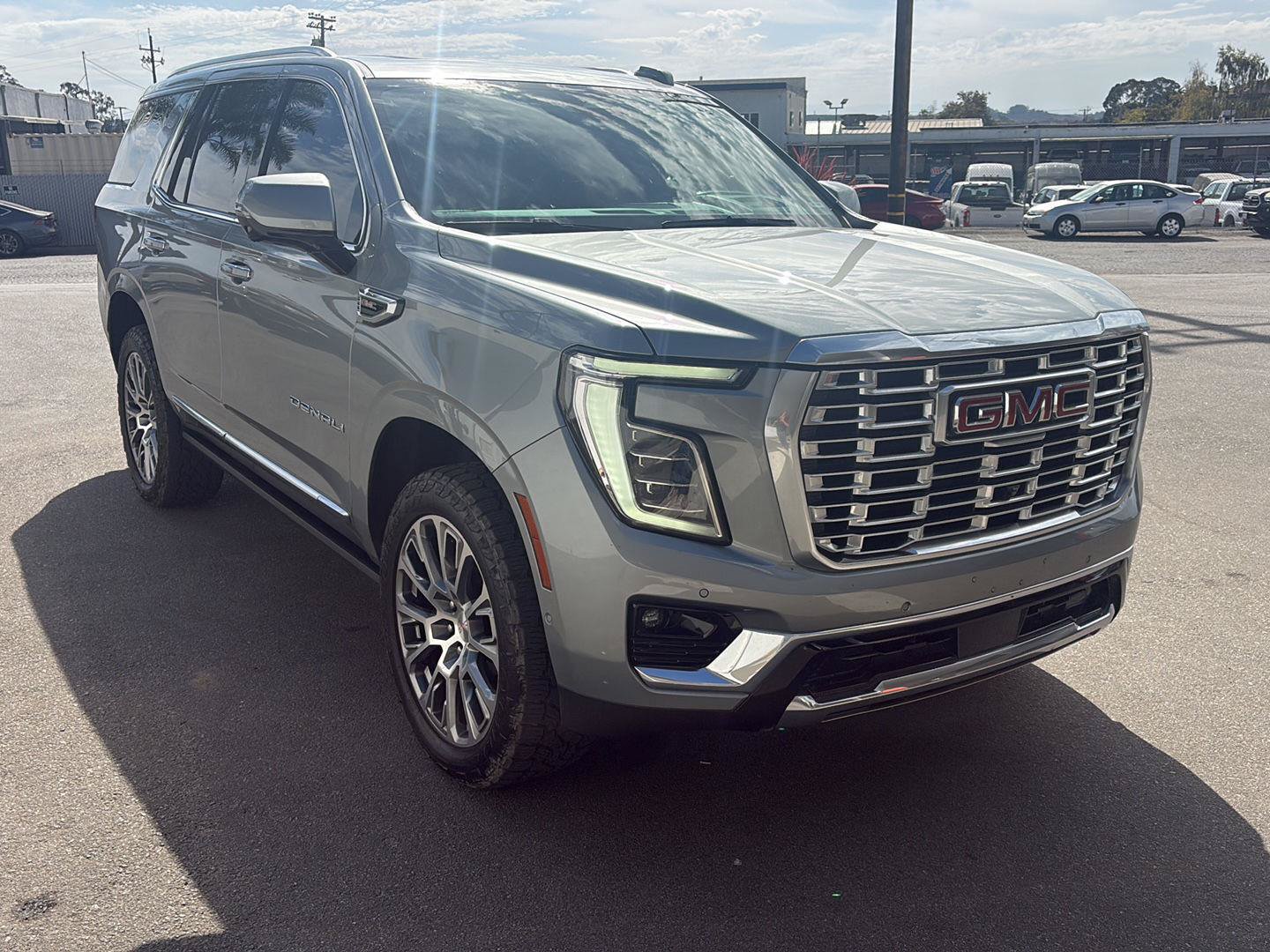 Used 2025 GMC Yukon Denali w/ Denali Reserve Package AWD/4WD image 1