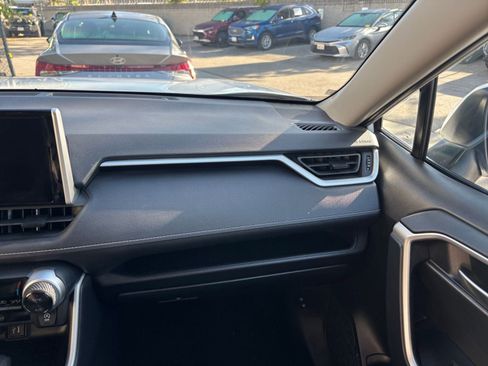 Used 2025 Toyota RAV4 XLE image 45