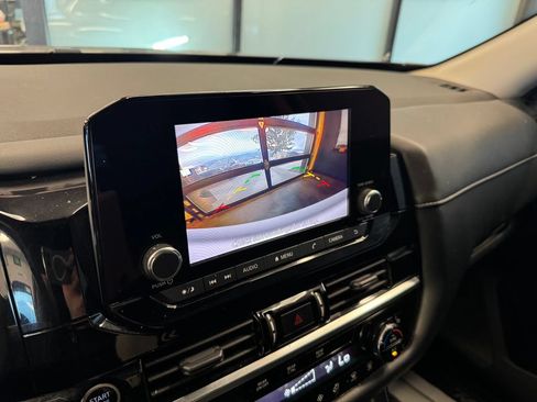 Used 2022 Nissan Pathfinder SV AWD/4WD image 14