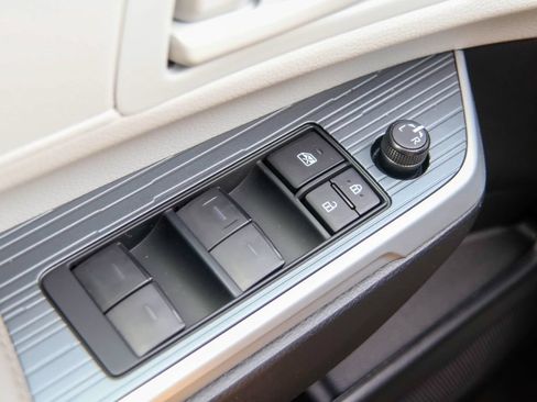 New 2026 Toyota Sienna LE FWD image 15