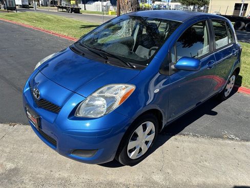 Used 2010 Toyota Yaris 4-Door Hatchback FWD image 5