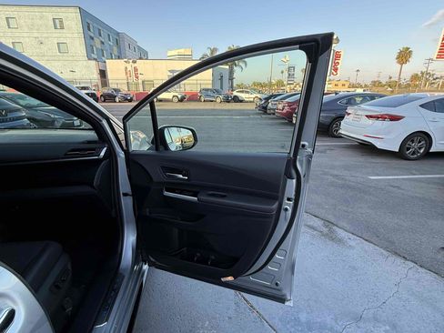 Used 2025 Toyota Sienna Platinum image 42