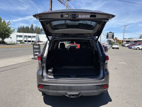 Used 2019 Toyota Highlander XLE AWD/4WD image 8