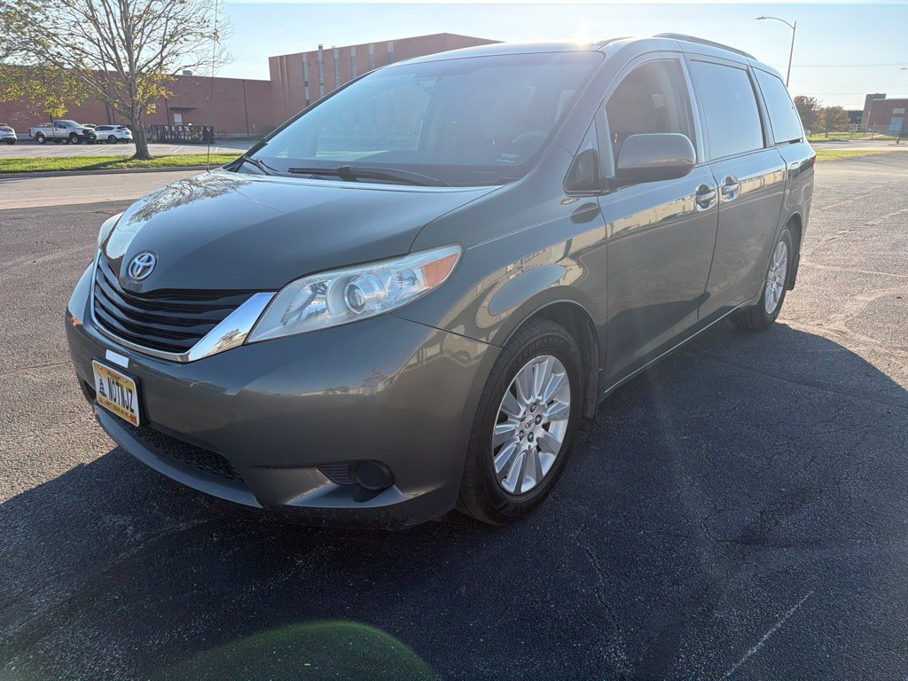 Used 2012 Toyota Sienna LE w/ Towing Pkg AWD/4WD image 3