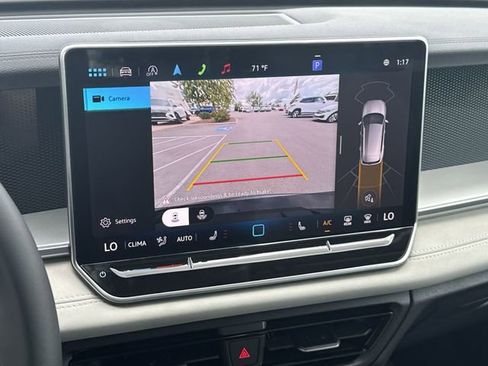 Used 2025 Volkswagen Tiguan SE image 14