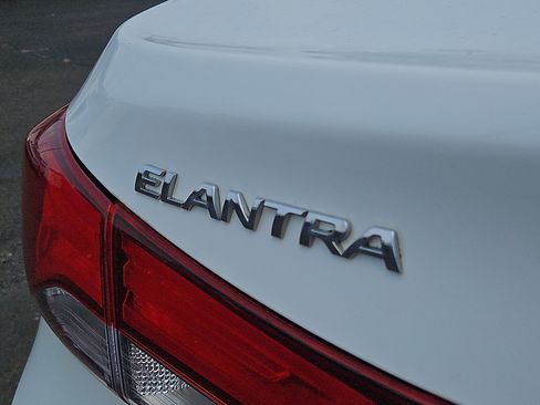 Used 2015 Hyundai Elantra SE w/ Option Group 02 FWD image 30