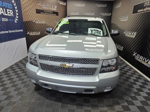 Used 2011 Chevrolet Avalanche LTZ RWD image 3