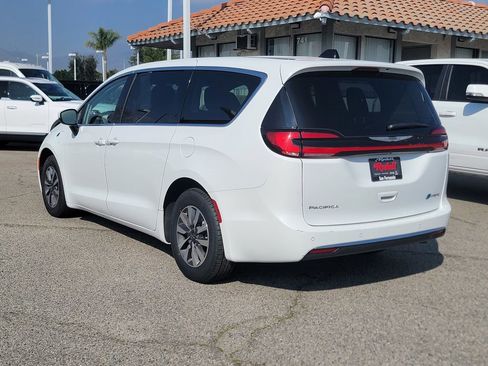 Certified 2023 Chrysler Pacifica Touring-L image 6