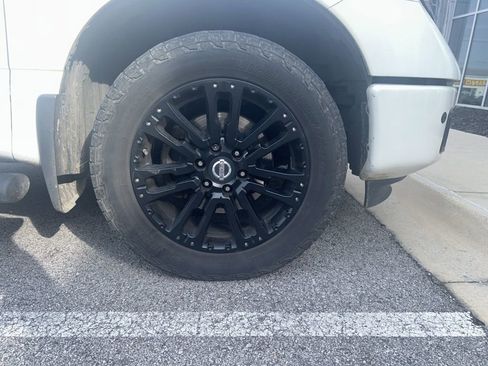 Used 2019 Nissan Titan SV w/ SV Convenience Package image 5