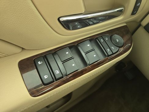 Used 2014 Cadillac Escalade ESV Premium image 31