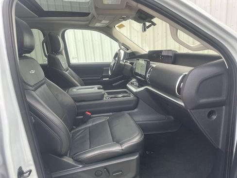 Used 2025 Ford Expedition Platinum AWD/4WD image 16