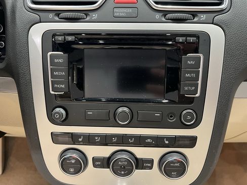 Used 2015 Volkswagen Eos Komfort image 38