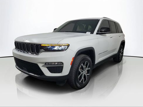 Used 2024 Jeep Grand Cherokee Limited AWD/4WD image 3