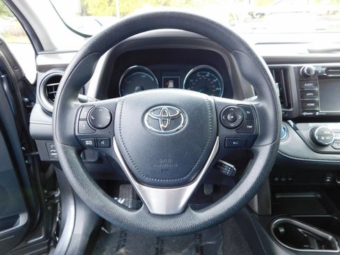 Used 2018 Toyota RAV4 LE Plus image 8